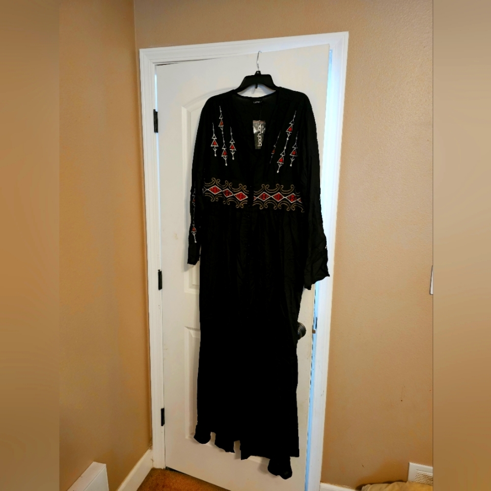 PLUS EMBROIDERED PLUNGE MAXI DRESS